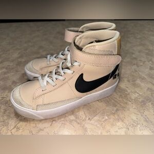 Nike blazer mid 77  embroidered flower Kids Beige and Black High-Top Sneakers
